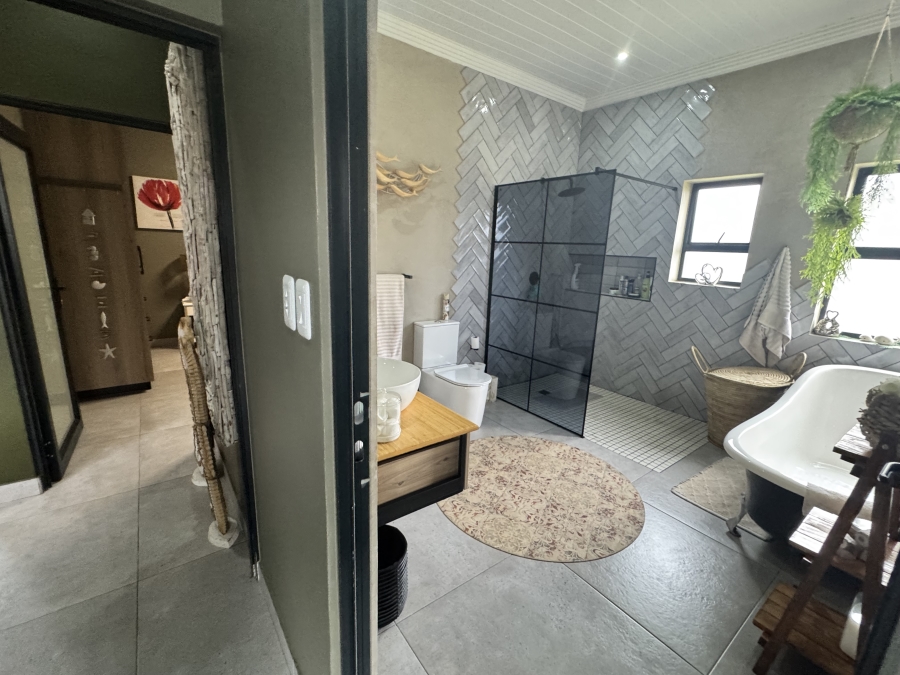 4 Bedroom Property for Sale in Outeniquasbosch Western Cape